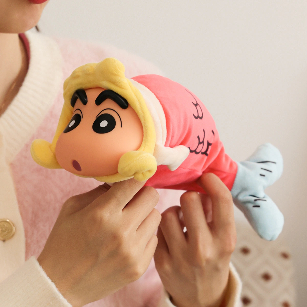 CRAYON SHINCHAN FLOPPY FISH Hộp Mù Búp Bê Có Khớp