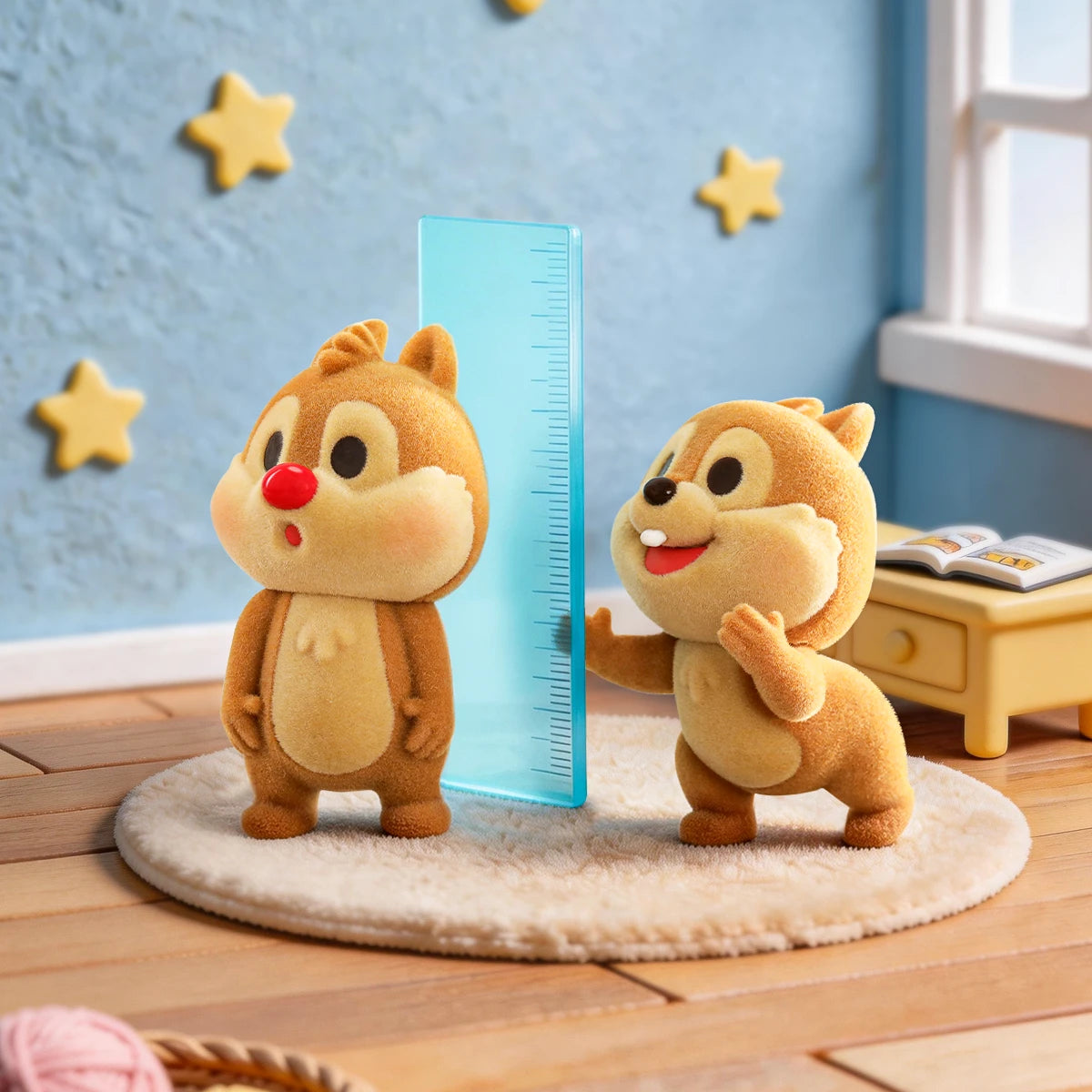 Chip và Dale đo chiều cao bằng một đường dẫn xanh, Disney Cuddle Crew flocked figures