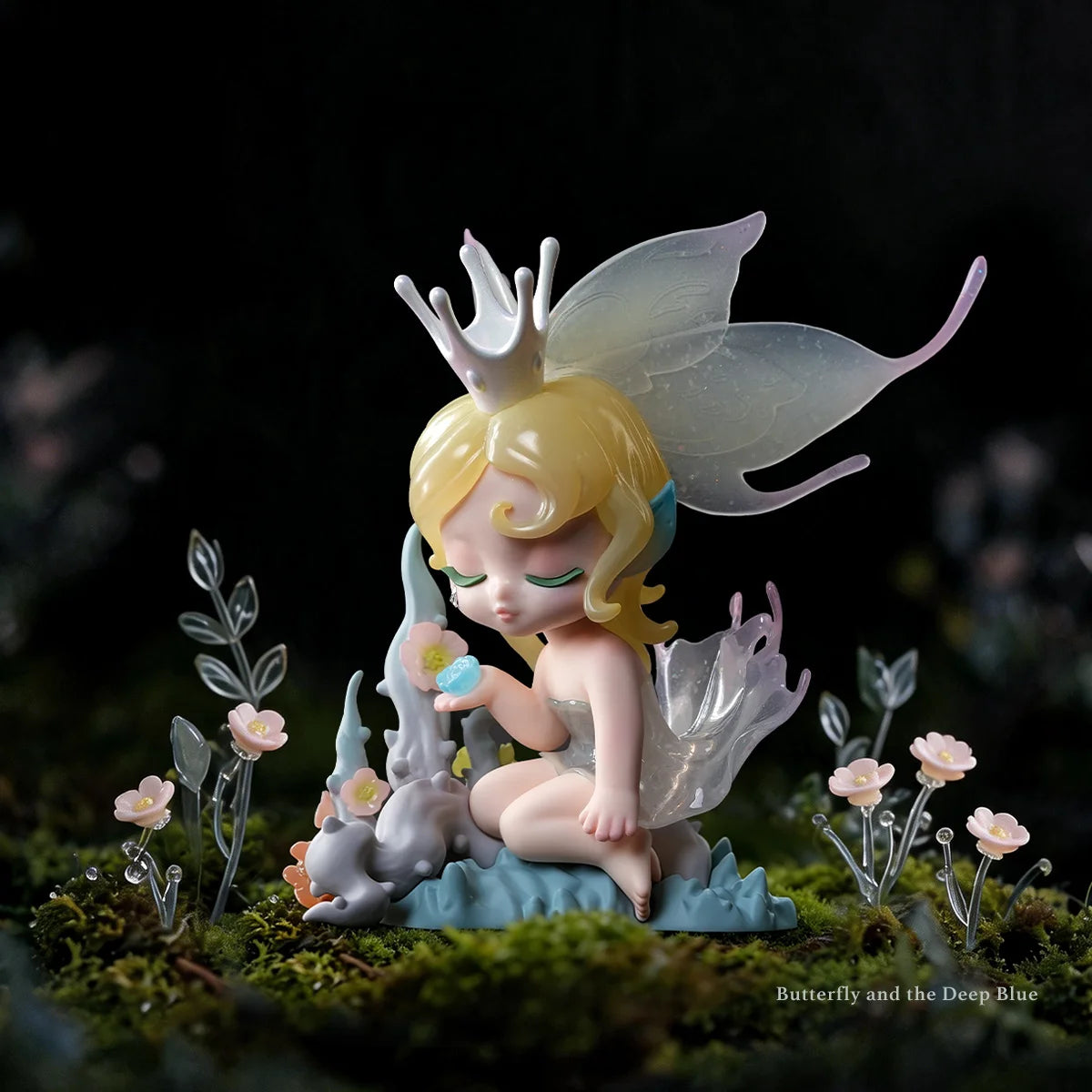 Butterfly and the Deep Blue Figur mit Flügeln und Blumen aus der SLEEP Fable Series von 52TOYS