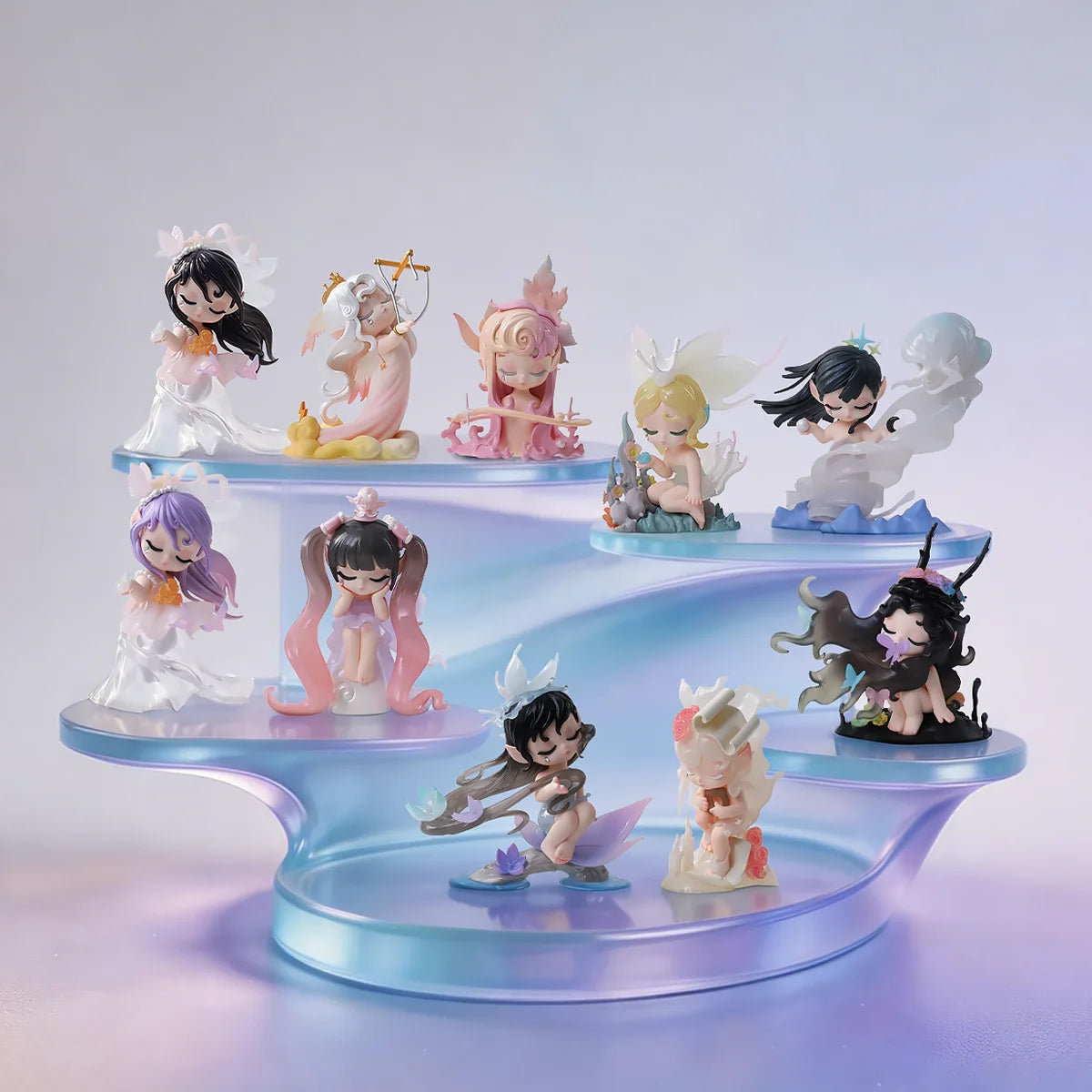 Vollständige SLEEP Fable Series Figurenkollektion auf einem schillernden Stufendisplay von 52TOYS