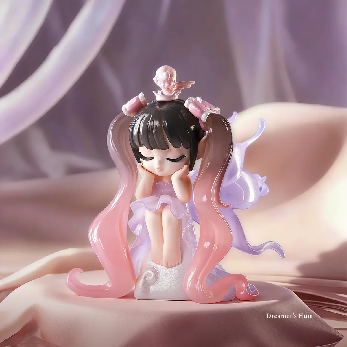 Rosahaarige Dreamer's Hum Figur aus der SLEEP Fable Series von 52TOYS
