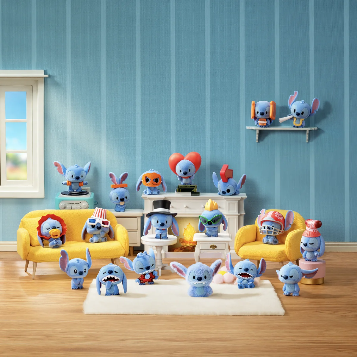 20本のステッチミニメ フィギュアが青い客室に並べられた