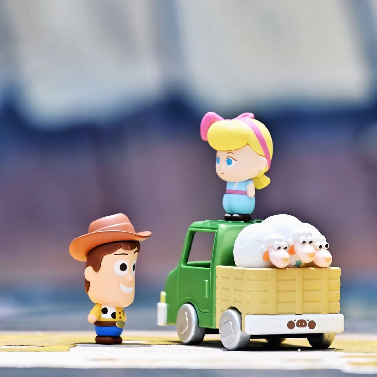 緑のおもちゃのトラックと並ぶWoody、Bo Peep、Billy Goat、GruffのMiniMeフィギュア