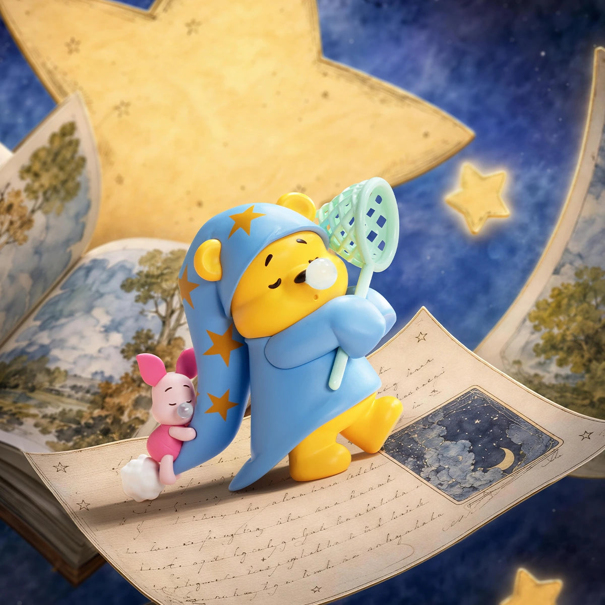 開いた本の上でピグレットと一緒に青い星柄の寝間着を着たくまのプーさん「夢の国の旅」フィギュア
