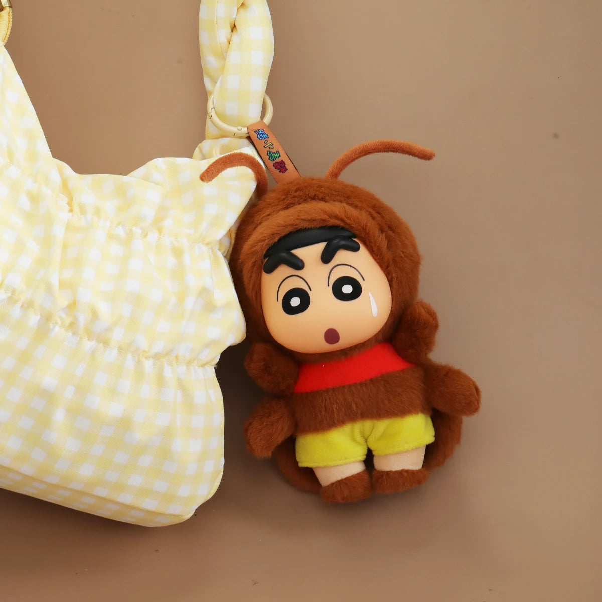 CRAYON SHINCHAN - HERE COMES YOUR JOHNNY PLUSH KEYCHAIN