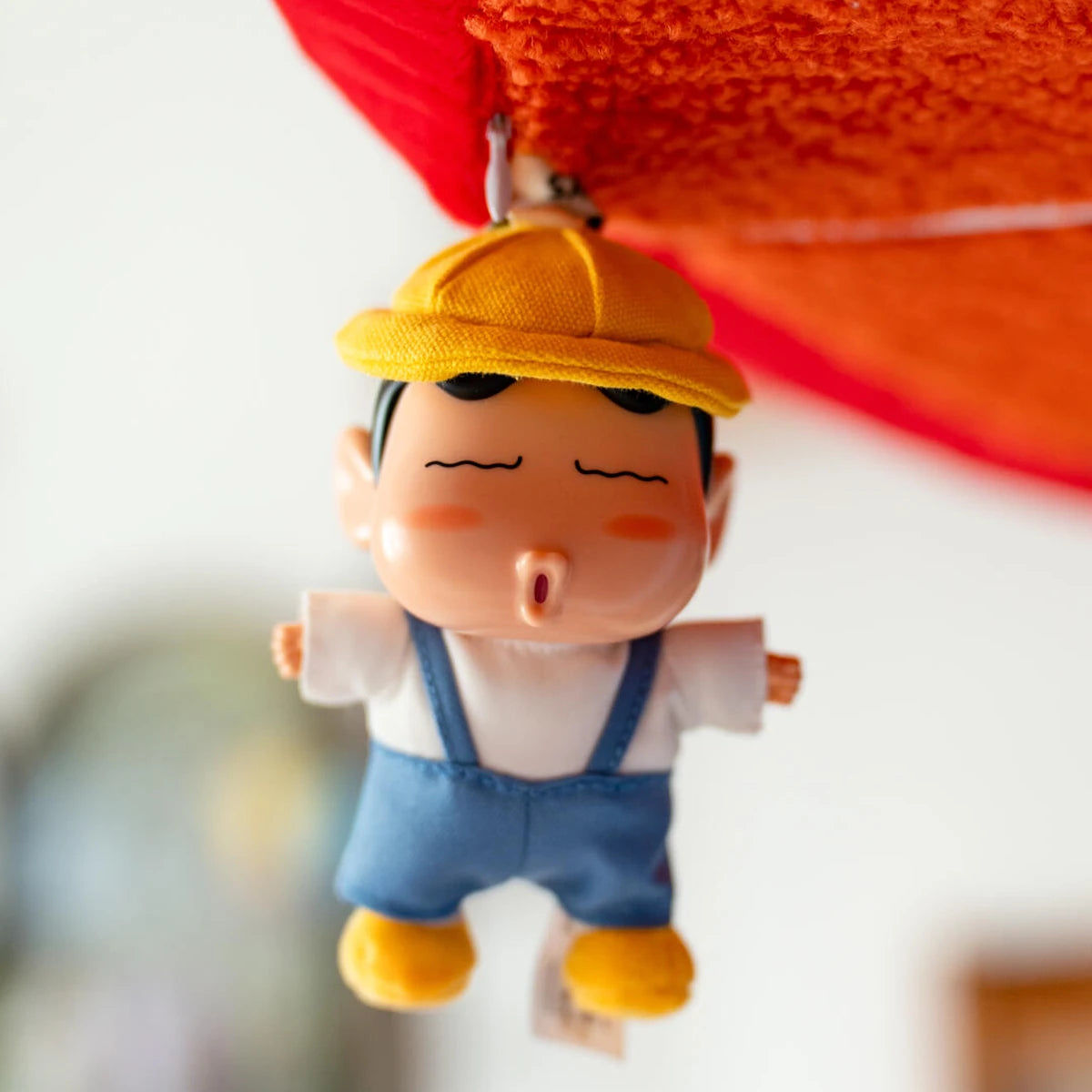CRAYON SHINCHAN WARDROBE SERIES LLAVERO DE PELUCHE