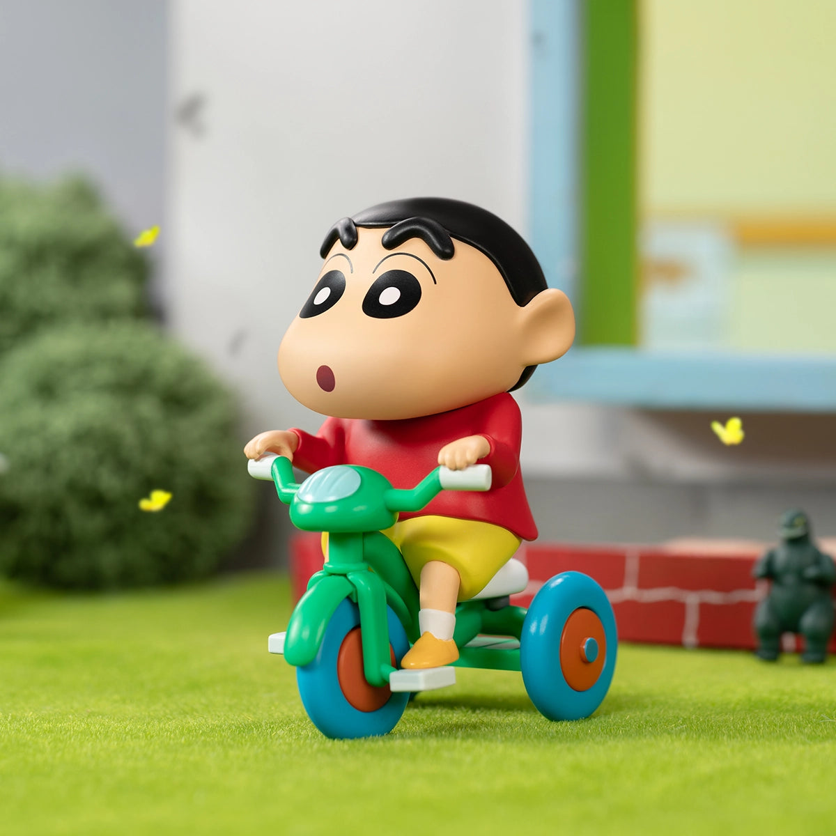 Riding a Bicycle Shin-chan on a green tricycle in a yard, Crayon Shin-chan Daily Life Series 3