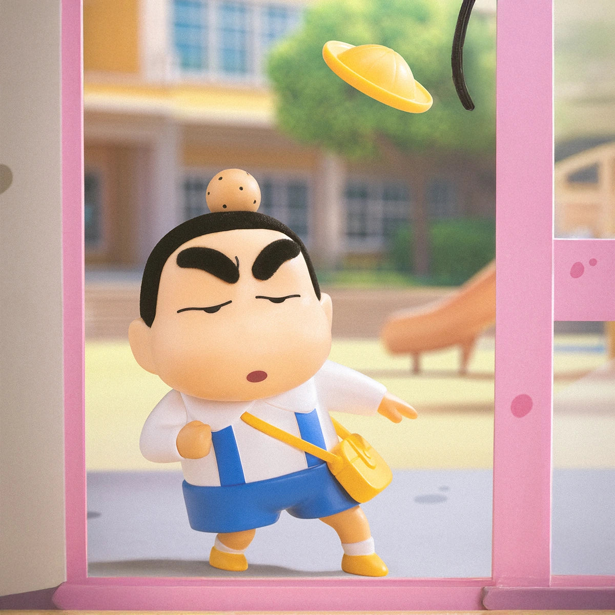Shinchan with a topknot and blue overalls and yellow bag, straw hat flying off at school, Early Potato Head