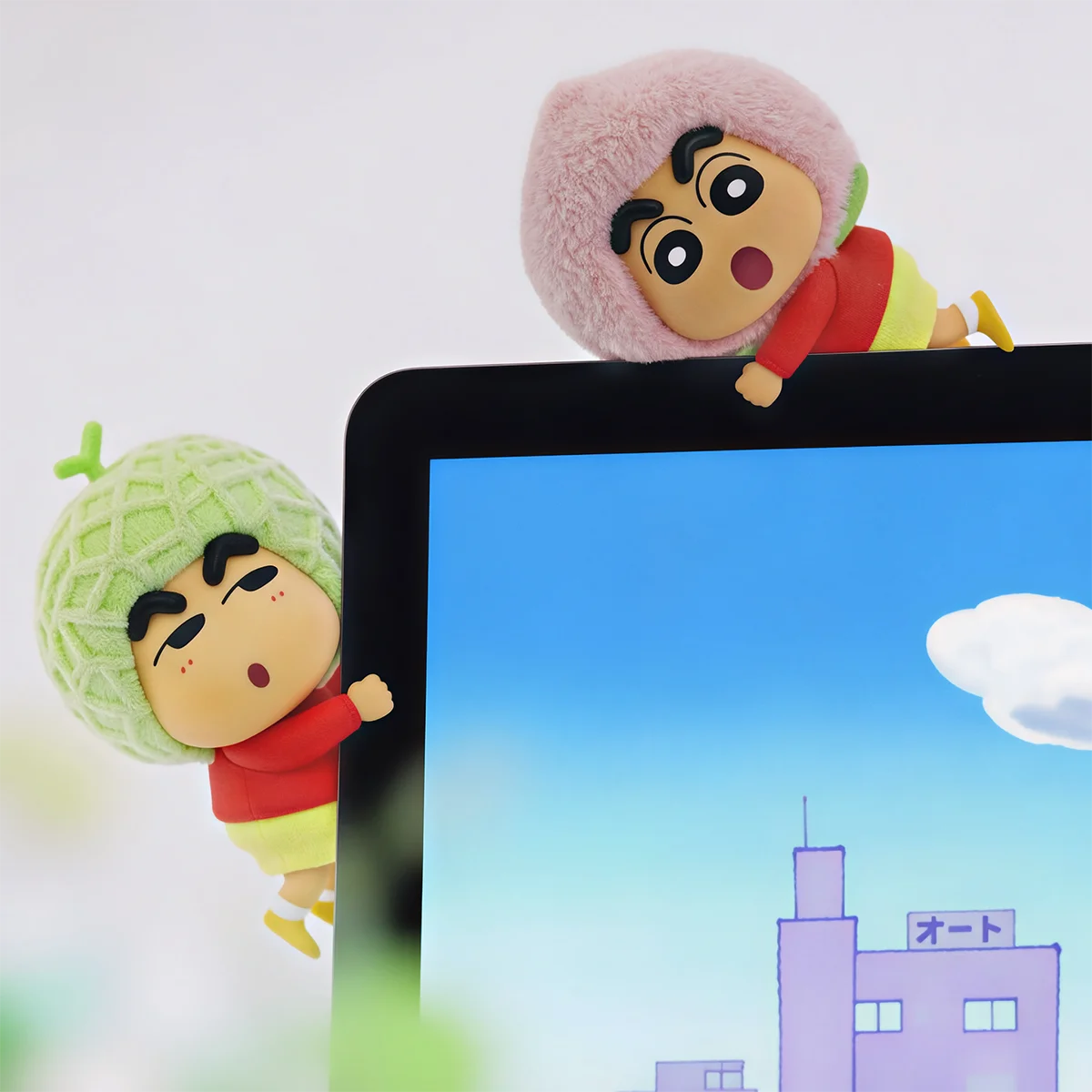 Crayon Shinchan Munch On Fruit blind box packaging showing the fruit-costume figure lineup