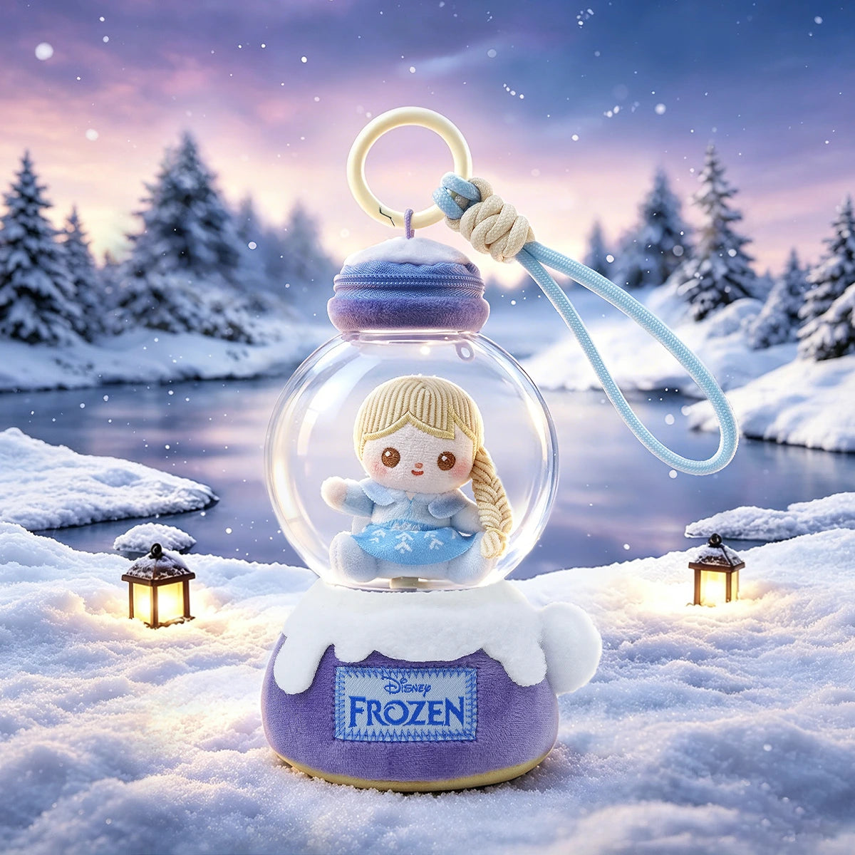 雪景色に飾られたディズニー『アナと雪の女王』のエルサ クリスタルボールぬいぐるみチャーム