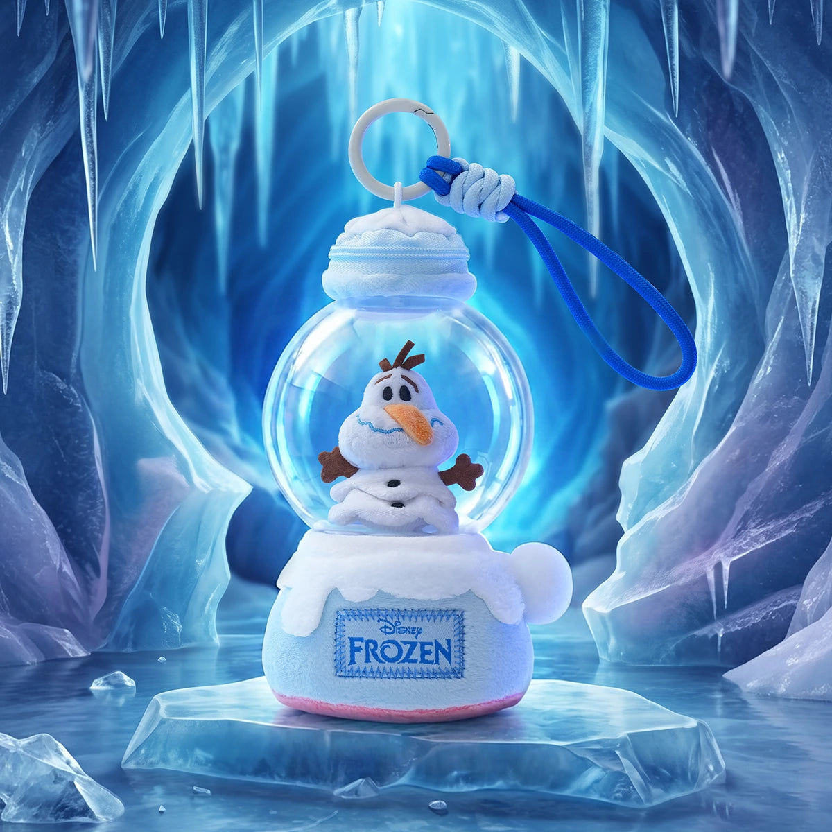 氷の洞窟に飾られたディズニー『アナと雪の女王』のオラフ クリスタルボールぬいぐるみチャーム