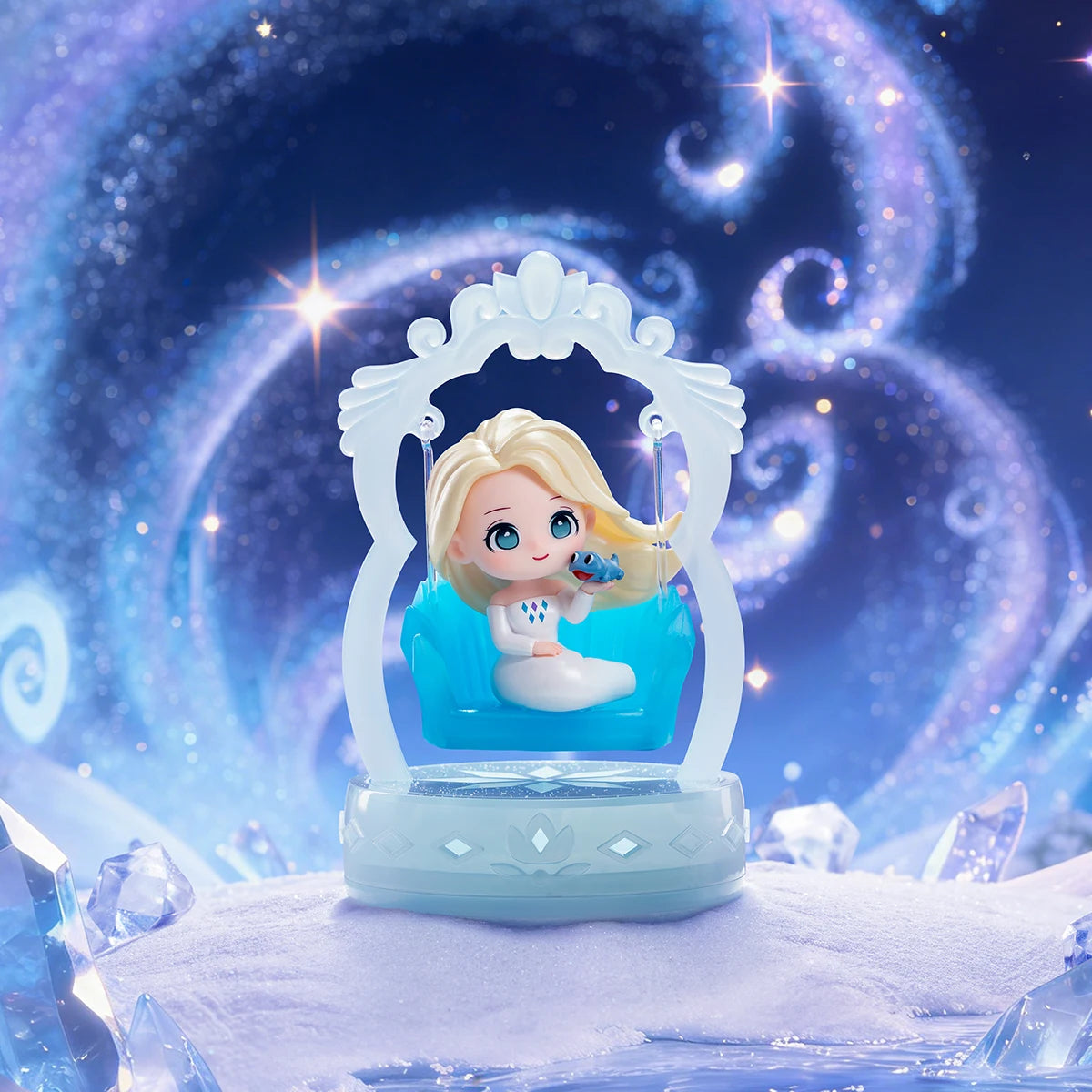 Elsa & Bruni: Elsa trẻ mặc trắng cầm salamander xanh trên một vòng xoay băng, Frozen Enchanted Swing