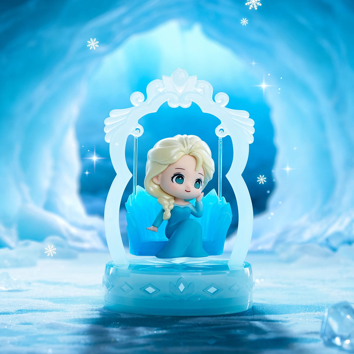 Những khoảnh khắc với Elsa: Elsa trẻ với dải tóc vàng trên một vòng xoay đá tinh thể màu xanh, Frozen Enchanted Swing
