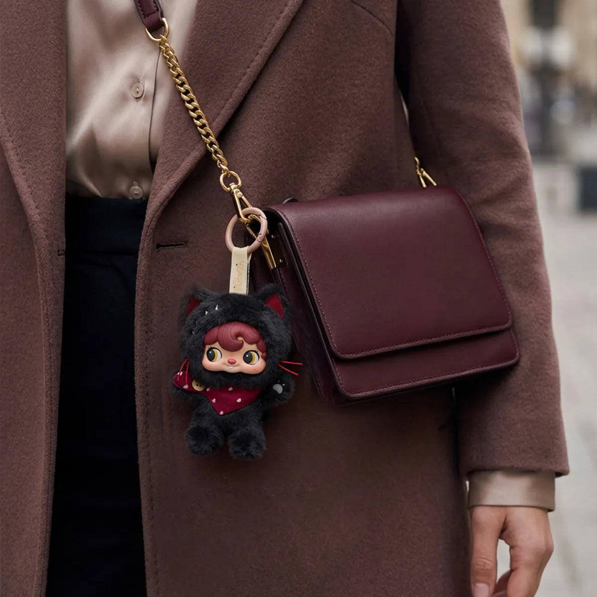 Heart-Snatcher Kitten plush keychain clipped to a burgundy crossbody bag, POUKAPOUKA Me & I