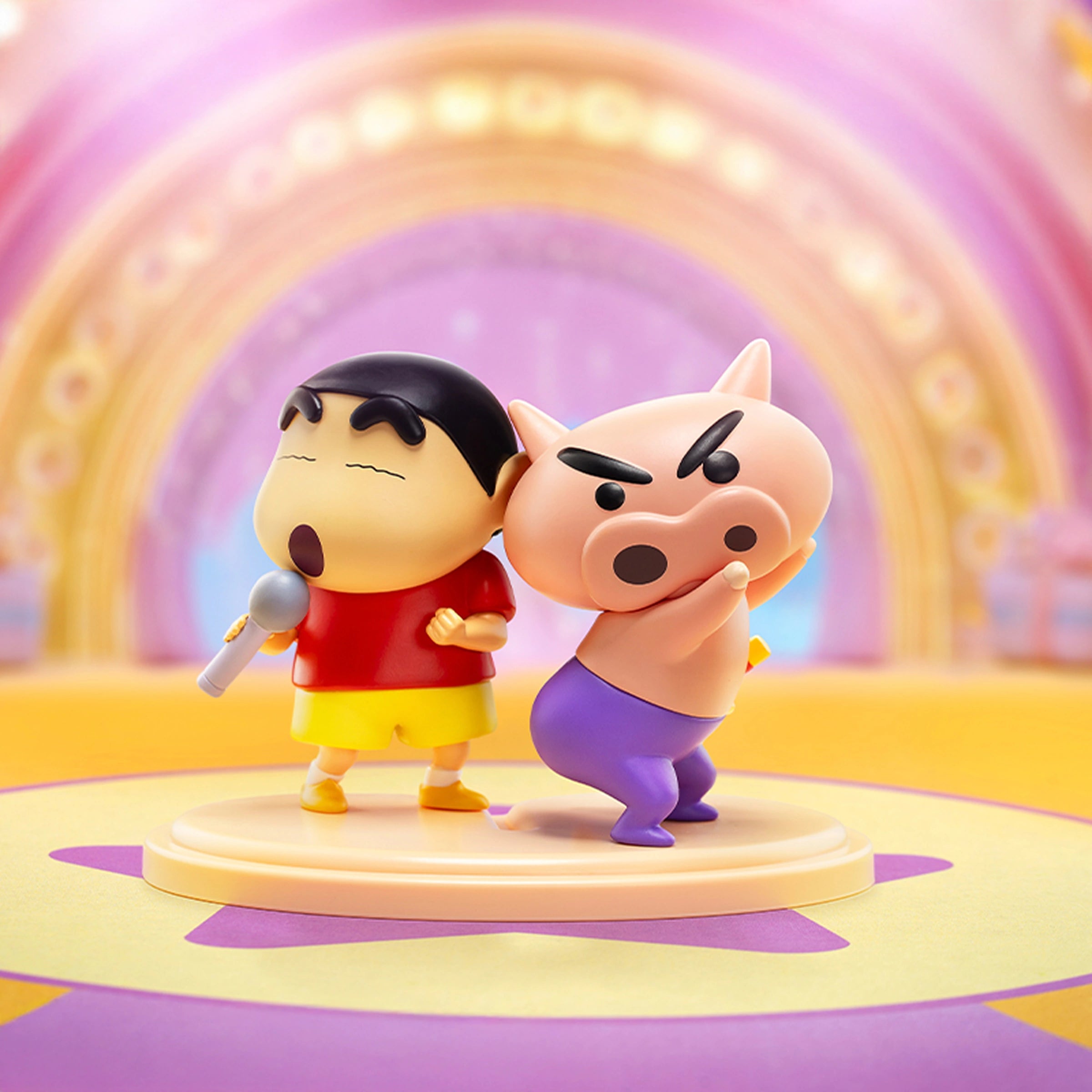 Sing & Groove scene of Shinchan singing into a mic while Buriburizaemon dances, Kasukabe Duo