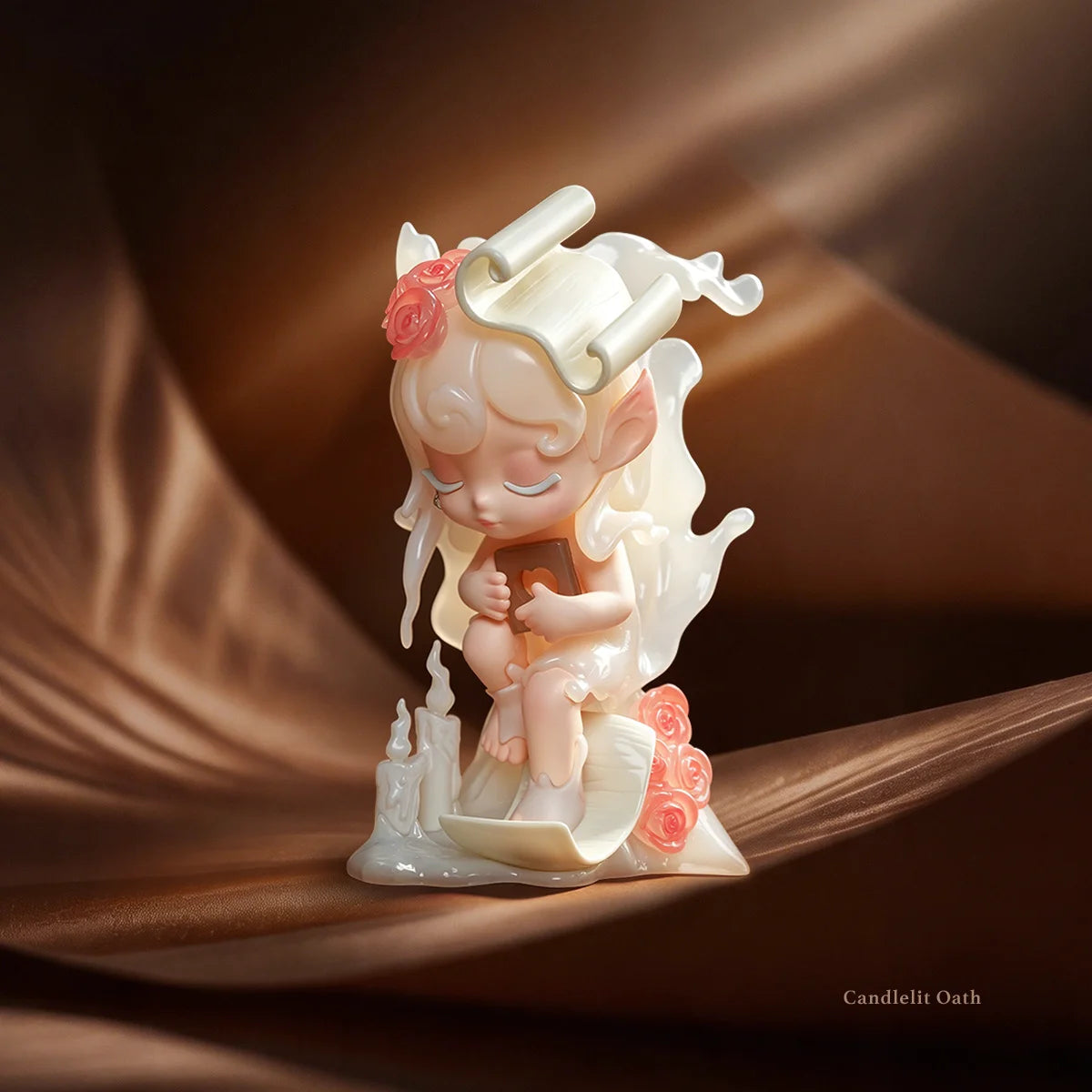 Candlelit Oath Figur mit Kerzen und roten Rosen aus der SLEEP Fable Series von 52TOYS