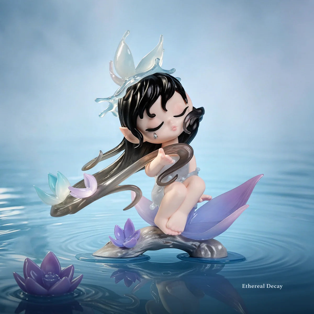 Ethereal Decay Figur zwischen Lotusblüten aus der SLEEP Fable Series von 52TOYS