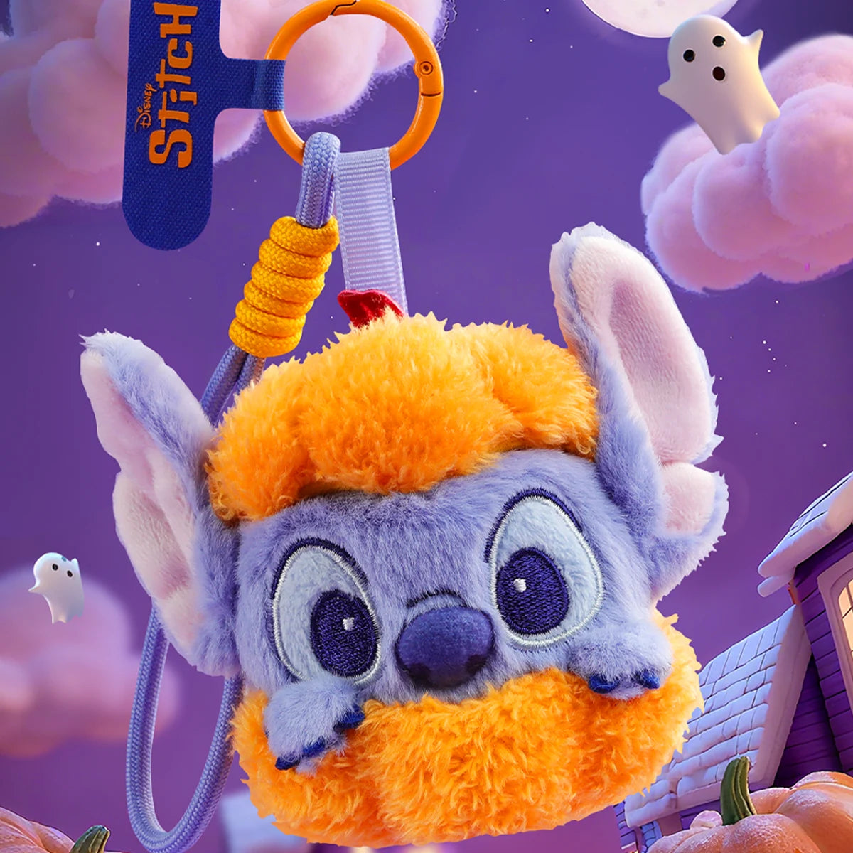 Bức ảnh gần gần của Stitch mặc bộ trang phục bắp bắp bắp cam trong một cảnh đêm Halloween