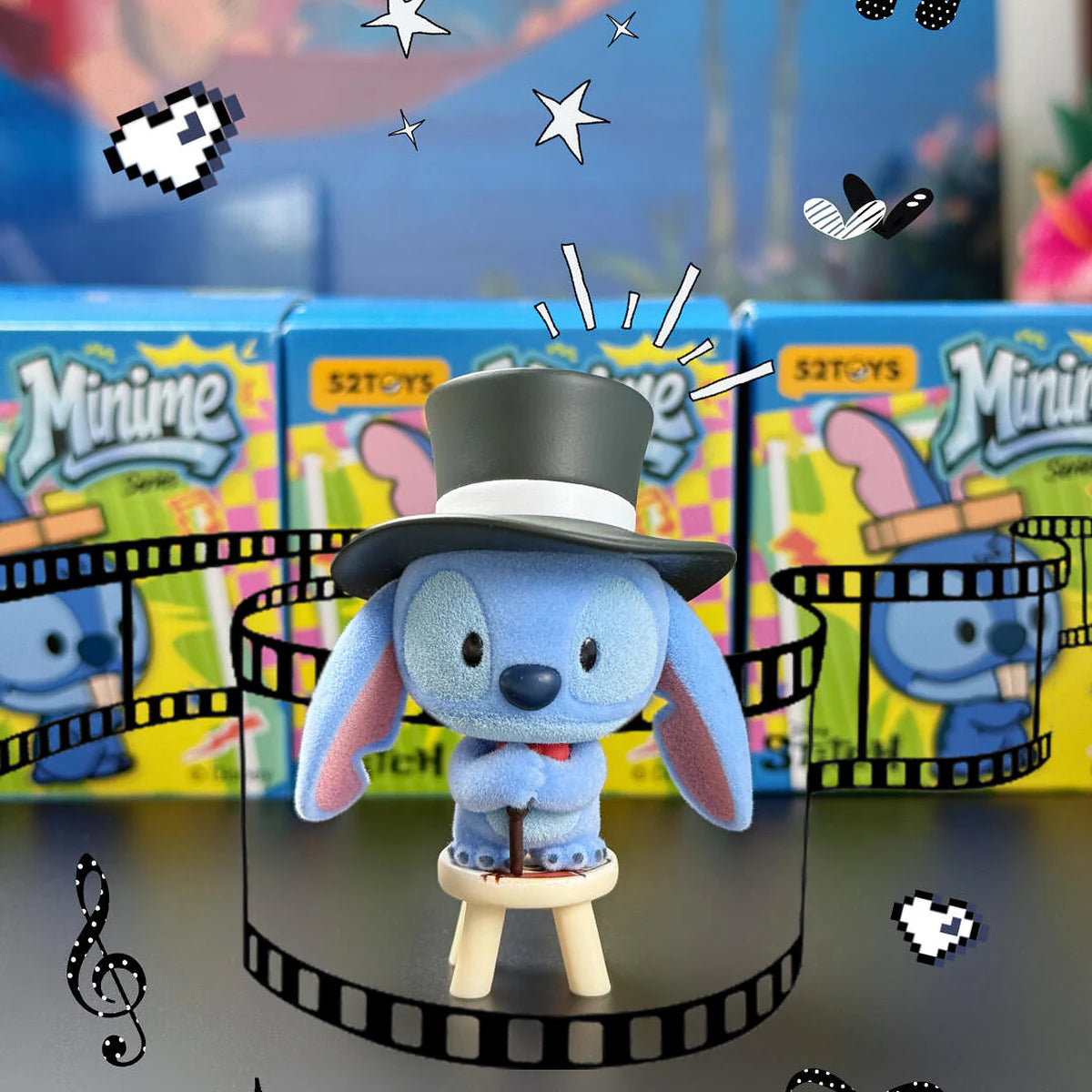 盲目ボックスの前でフィルムロールディスプレイに Stitch MiniMe トップハット フィギュア