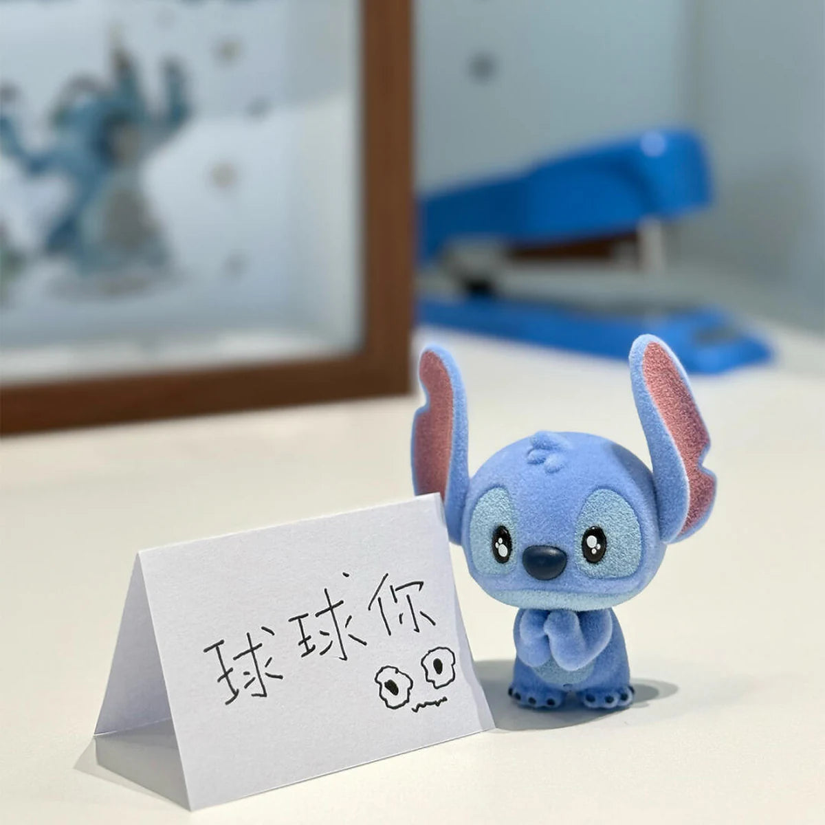 棒の試合を頼む手書きのサインの横に MiniMe フィギュア を縫い