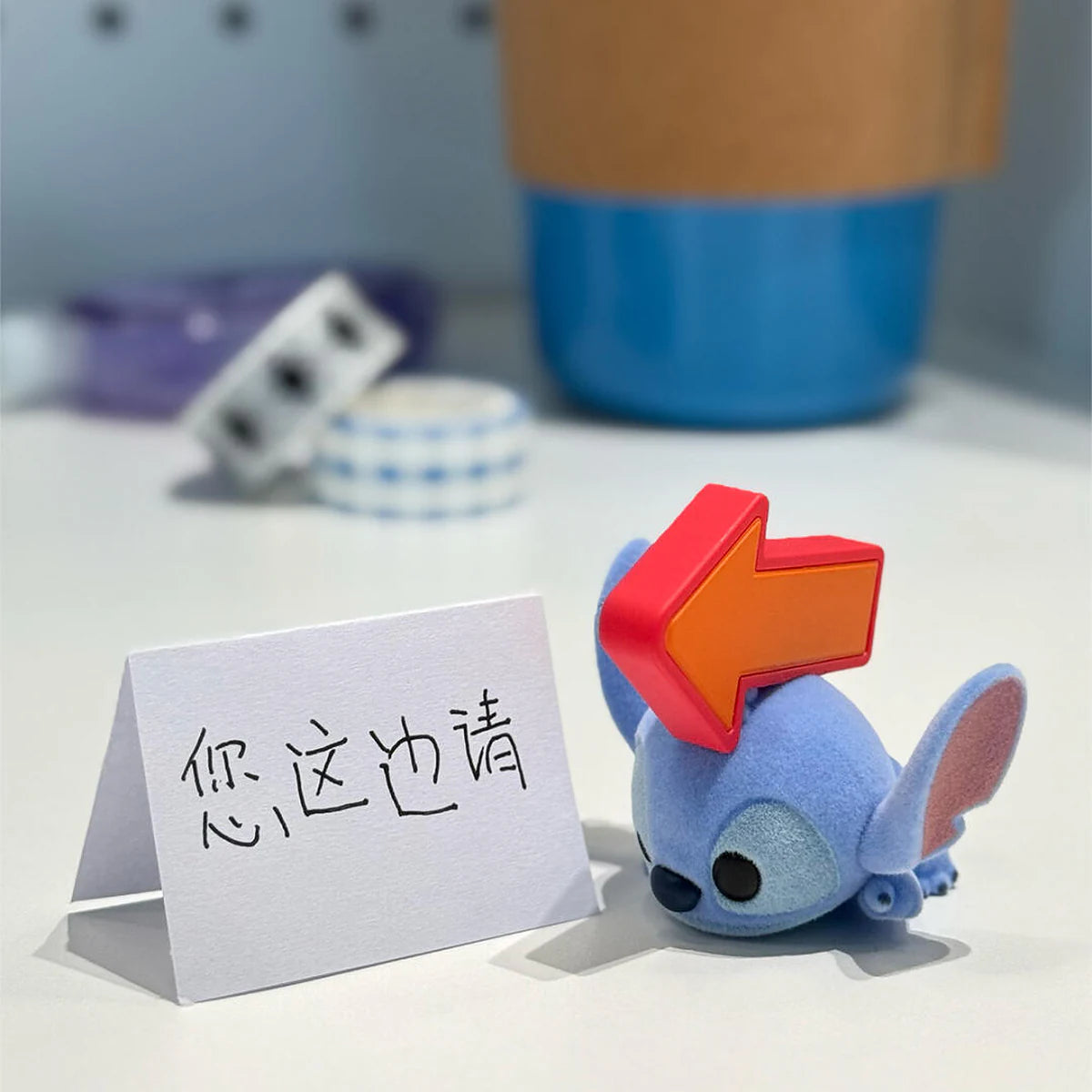 針織 MiniMe フィギュア は,手書きのサインの横に矢印の下に横たわっています