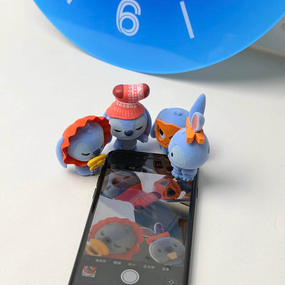 3人のステッチミニメ フィギュアが電話カメラ画面に集まった