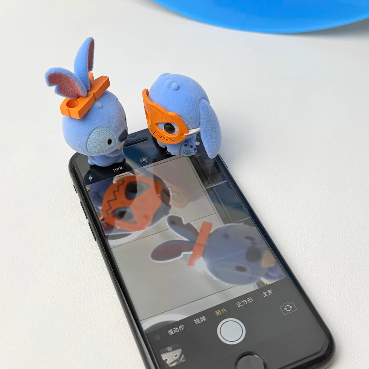 子ヘッドバンドとオレンジマスク スチッチ ミニミー フィギュア 携帯で写真をチェック