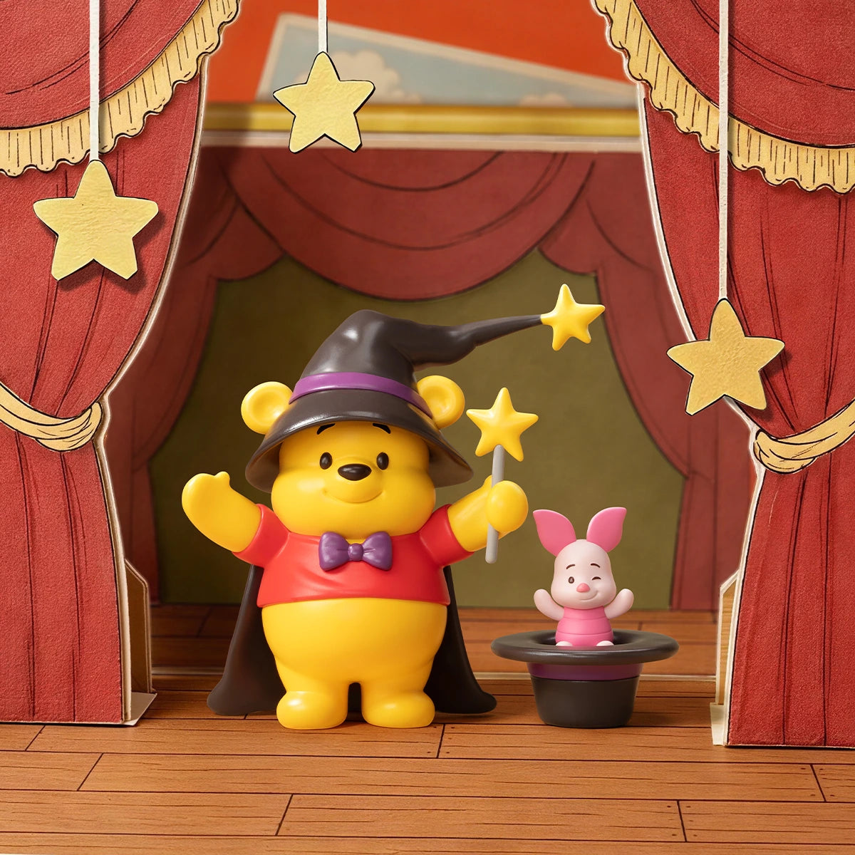 絵本の舞台でシルクハットの中のピグレットと演じるくまのプーさん「不思議な魔法使い」フィギュア